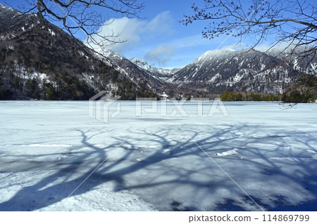 Shadows of trees on the frozen lake of Lake Yunoko in Oku-Nikko 114869799