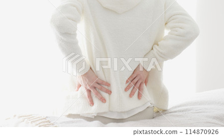 一個女人關心她疼痛的下背部 114870926