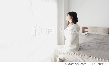 Woman caring for her painful shoulder Woman caring for her painful shoulder 114870935