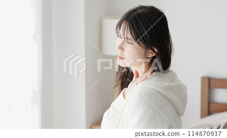 一個女人關心她疼痛的肩膀 114870937