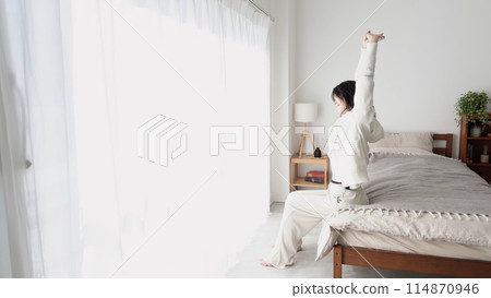 一個早上起床伸展的女人 114870946