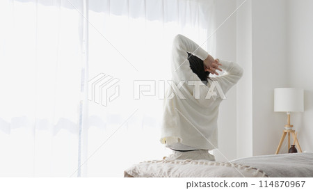 一個早上起床伸展的女人 114870967
