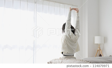 一個早上起床伸展的女人 一個早上起床伸展的女人 114870971