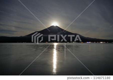 Lake Yamanaka and Pearl Fuji in summer Lake Yamanaka and Pearl Fuji in summer 114871180