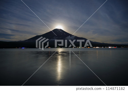 Lake Yamanaka and Pearl Fuji in summer 114871182