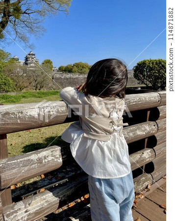 A child looking at Kumamoto Castle 114871882