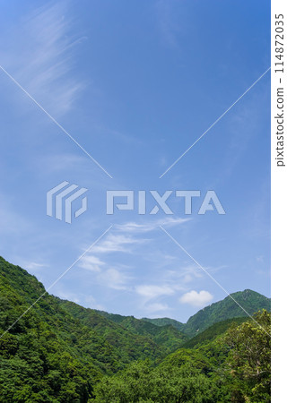 Fresh green mountains and blue sky《Seasonal/Landscape material》 114872035