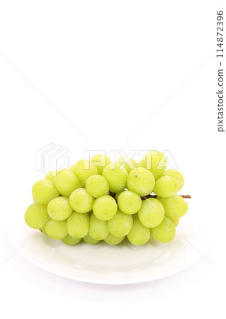 Shine Muscat grapes that can be eaten with the skin on a light background Shine Muscat grapes that can be eaten with the skin on a light background 114872396
