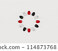 Chairs arranged in a circle seen from above 114873768