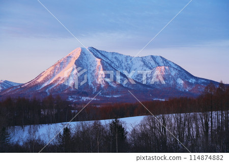 冬季,從北海道虻田郡京極町菩日之丘眺望沐浴在朝陽下的尻別山 冬季,從北海道虻田郡京極町菩日之丘眺望沐浴在朝陽下的尻別山 114874882