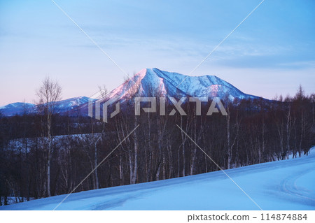 Winter in Kyogoku-cho, Abuta-gun, Hokkaido: View of Mt. Shiribetsu bathed in the morning sun from Boyo-no-Oka 114874884