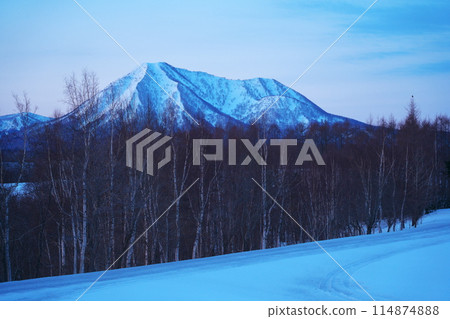 Winter in Kyogoku-cho, Abuta-gun, Hokkaido: View of Mt. Shiribetsu bathed in the morning sun from Boyo-no-Oka 114874888