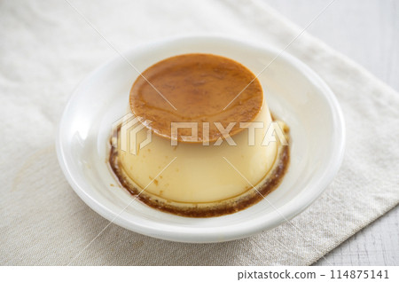 custard pudding 114875141