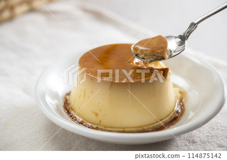 custard pudding 114875142