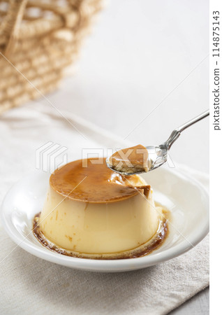 custard pudding 114875143