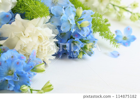 White and blue bouquet 114875182