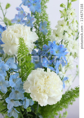 White and blue bouquet 114875188