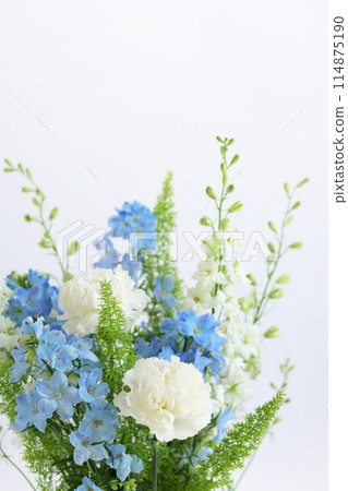 White and blue bouquet 114875190