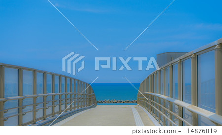Summer! An arch bridge leading to the deep blue sea Summer! An arch bridge leading to the deep blue sea 114876019