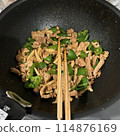 Homemade stir-fried green peppers with meat 114876169