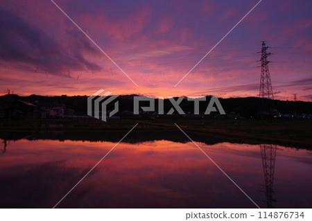 南魚沼市稻田倒映的夕陽 114876734