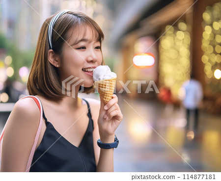 一個女人因為天氣熱而吃軟冰淇淋 114877181