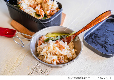 將煮熟的米飯放入貝殼杯中食用 將煮熟的米飯放入貝殼杯中食用 114877894