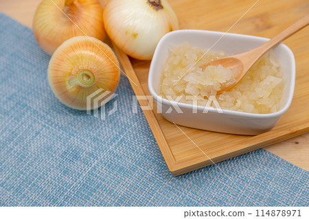 Vinegared onions and raw onions 114878971