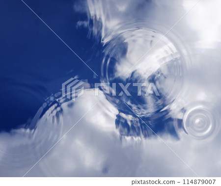 水面上泛起漣漪,背景是天空 水面上泛起漣漪,背景是天空 114879007