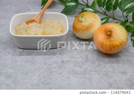 醃洋蔥和生洋蔥、健康醋洋蔥 醃洋蔥和生洋蔥、健康醋洋蔥 114879041