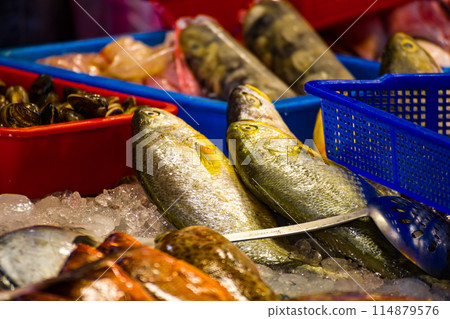 魚攤上的新鮮黃魚 114879576