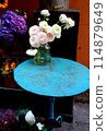 Roses bouquet on table in cafe 114879649