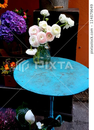 Roses bouquet on table in cafe 114879649