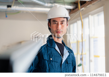 木匠將材料帶到現場 木匠將材料帶到現場 114879811