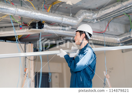 木匠將材料帶到現場 114879821