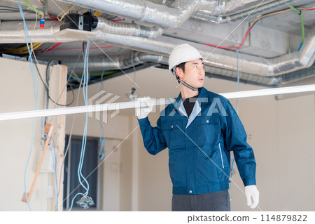 木匠將材料帶到現場 114879822