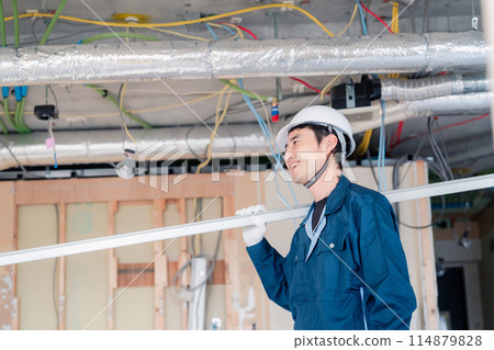 木匠將材料帶到現場 114879828