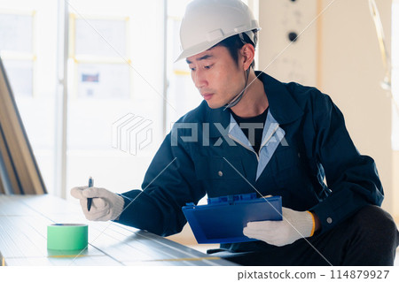 木匠在施工現場檢查材料 114879927