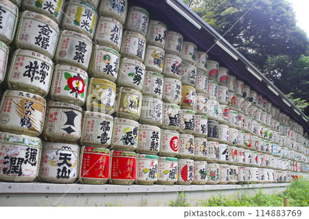 神社裡堆放的清酒桶 114883769