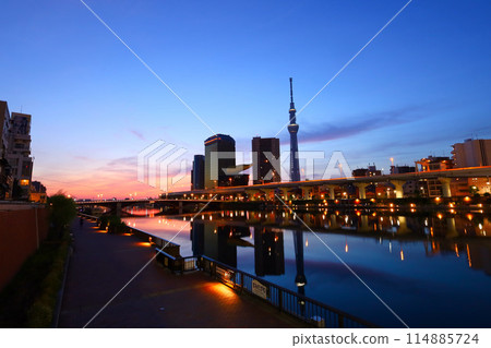 Tokyo: Sunrise over the Sumida River and the cityscape Tokyo: Sunrise over the Sumida River and the cityscape 114885724