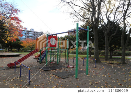 福住小川公園色彩繽紛的遊樂設施 114886039