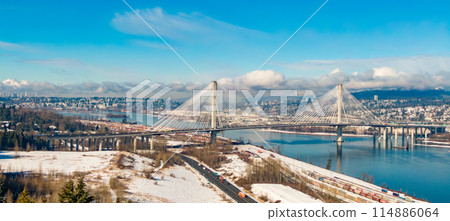 Port Mann Bridge over Fraser River. 114886064