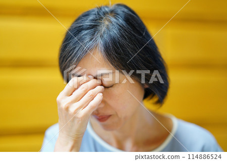 中年婦女閉上眼睛 114886524