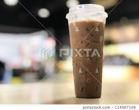 A cup of coffee with a festive design on the lid 114887108