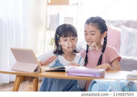 姊妹們在客廳做作業 114887503