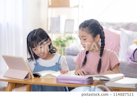 姊妹們在客廳做作業 114887521
