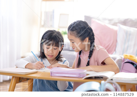 姊妹們在客廳做作業 114887529