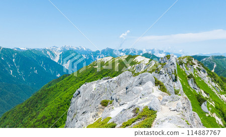 Climbing Mt. Tsubakuru in summer (view of Mt. Tateyama and Mt. Ushiro-Tateyama from the summit of Mt. Kita-Tsubakuru) 114887767