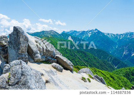Climbing Mt. Tsubakur in summer (Kitatsubakur to Mt. Tsubakur: View of Mt. Daitenjo and Mt. Yari) 114887836
