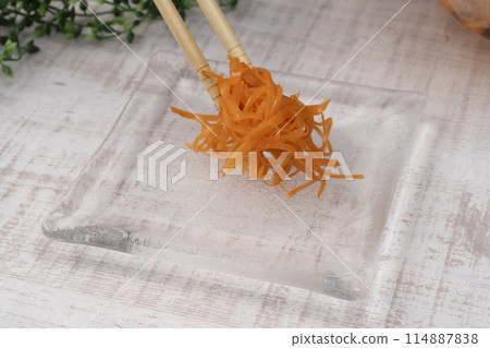 Carrot rapée, carrot rapée arrangement 114887838